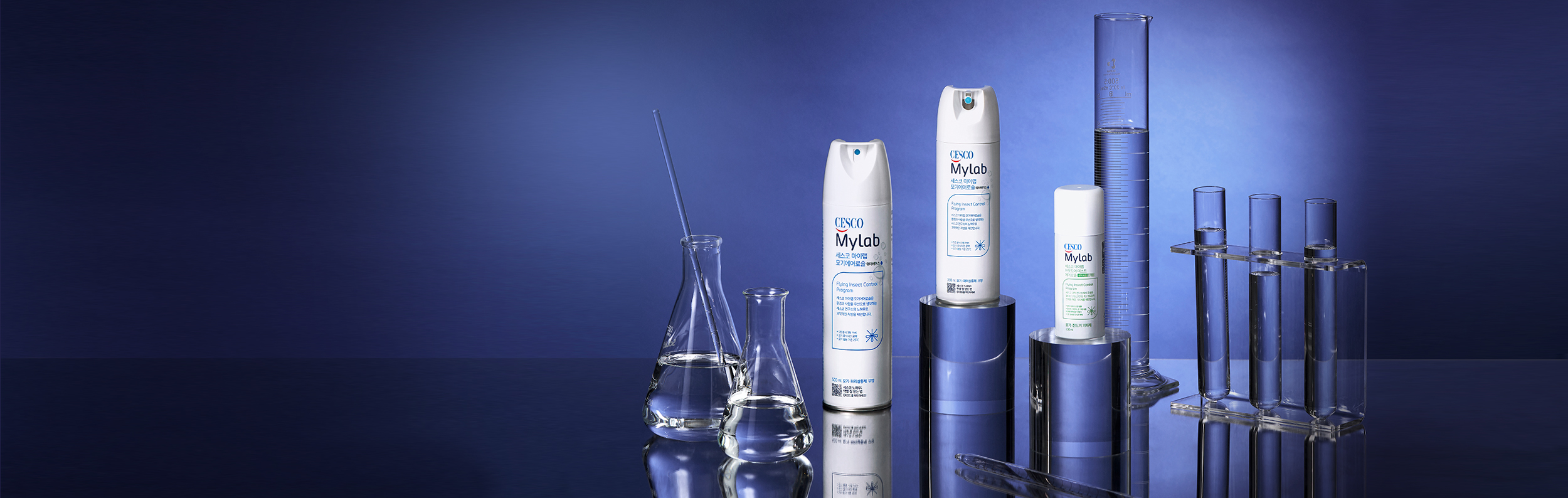 세스코(CESCO)의 해충방제 연구소에서 만든 세스코 마이랩(Mylab)의 벌레 퇴치용 기피제와 살충제 제품 3개가 놓여있습니다.