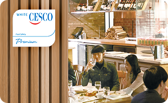 화이트 세스코(CESCO) 멤버스 마크가 식당 시설 내 한쪽 벽면에 부착되어 있습니다.