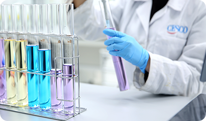 시험관에 여러가지 용액으로 연구를 진행하고 있는 연구원의 모습