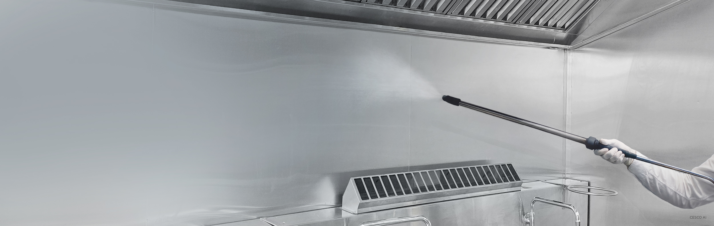 전문업장의 주방후드를 세스코(CESCO) 전문가가 클리닝하고 있습니다.