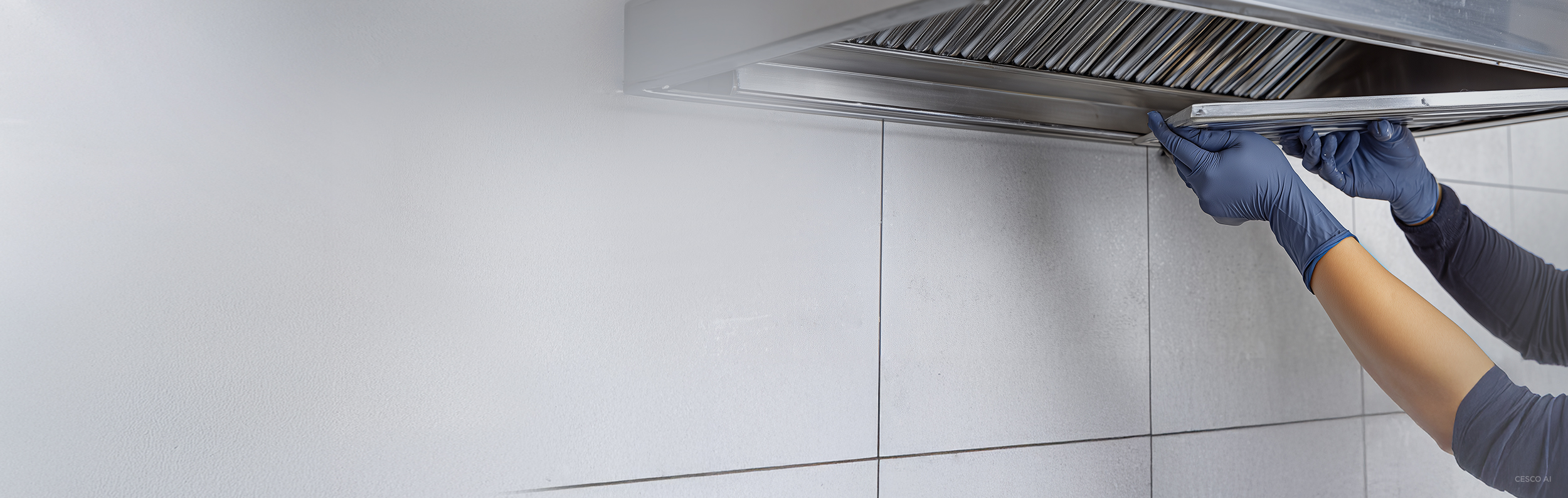전문업장의 세척된 주방후드의 부품을 세스코(CESCO) 전문가가 다시 조립하고 있습니다.