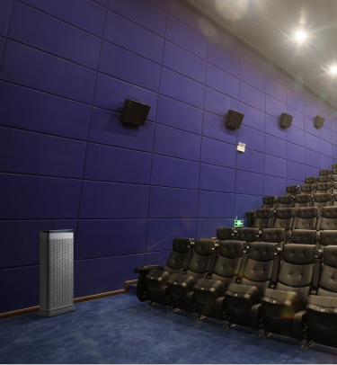 문화시설 중 영화관 안, 맨 앞좌석 좌측 벽면에 초대형 다중이용 공간에서 사용할 수 있는 세스코(CESCO)의 공기살균기가 놓여있습니다.
