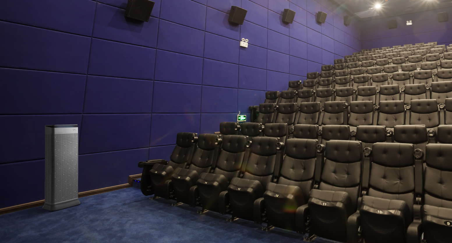 영화관 안, 맨 앞좌석 좌측 벽면에 초대형 다중이용 공간에서 사용 가능한 세스코(CESCO)의 공기살균기가 놓여있습니다.