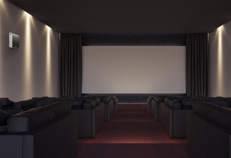 소파가 놓여있는 영화관 안 좌측 벽면에는 넓은 공간에 대해 관리가 가능한 세스코(CESCO)의 공간 방향기 에어퍼퓸이 설치되어 있습니다.