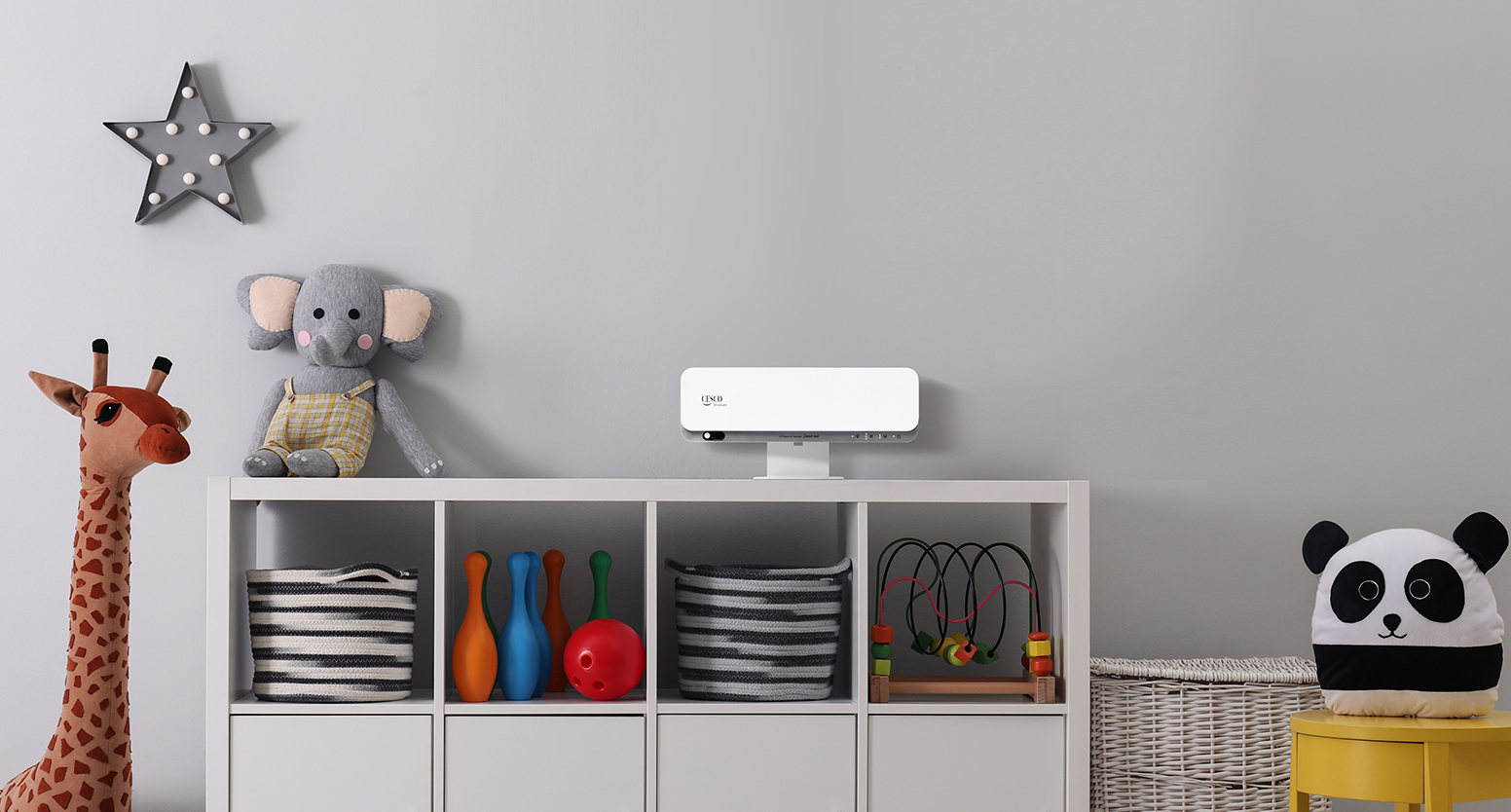 아이 방 공간 장난감 수납장 위에는 세스코(CESCO)의 공기살균기가 놓여있습니다.