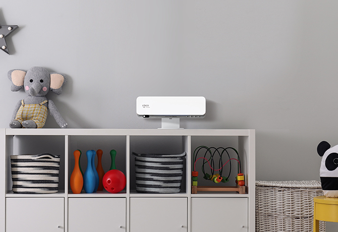 아이 방 공간 장난감 수납장 위에는 세스코(CESCO)의 공기살균기가 놓여있습니다.