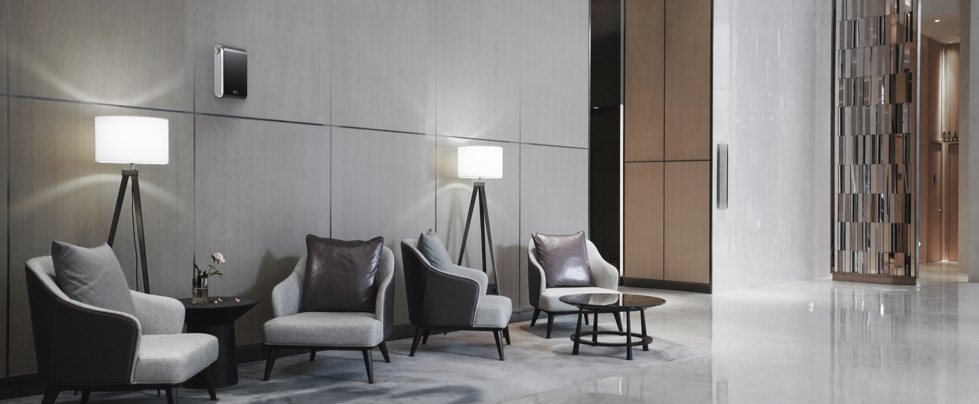 호텔, 리조트 등에 의자 및 탁자가 놓여있는 로비 공간 위쪽 벽면에는 쾌적하고 향기로운 공간을 만들어주는 세스코(CESCO)의 에어퍼퓸이 벽면에 설치되어 있습니다.