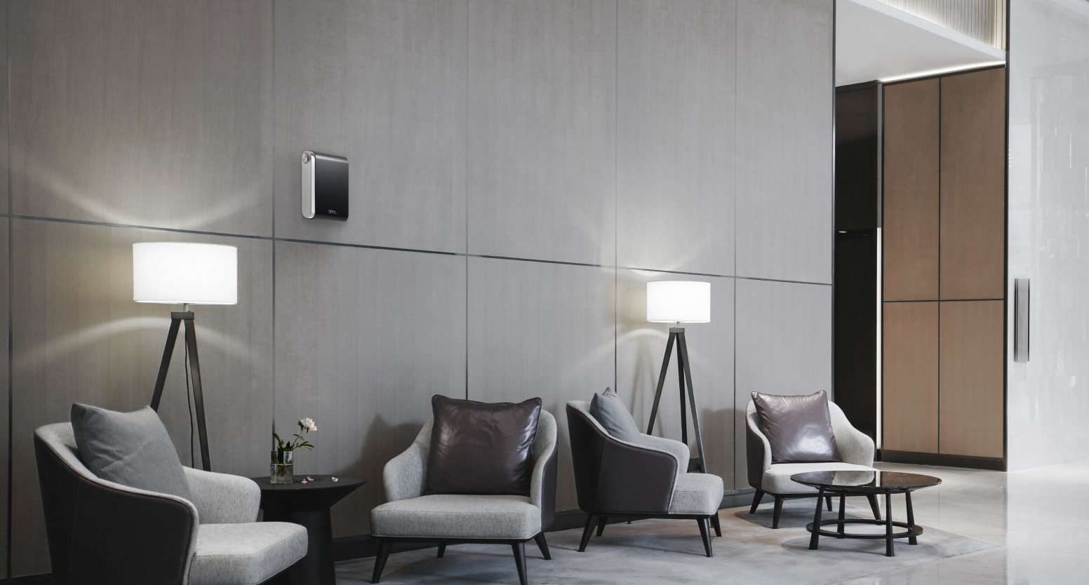 의자 및 탁자가 놓여있는 호텔 및 리조트의 로비 공간 위쪽 벽면에는 쾌적하고 향기로운 공간을 만들어주는 세스코(CESCO)의 에어퍼퓸이 벽면에 설치되어 있습니다.