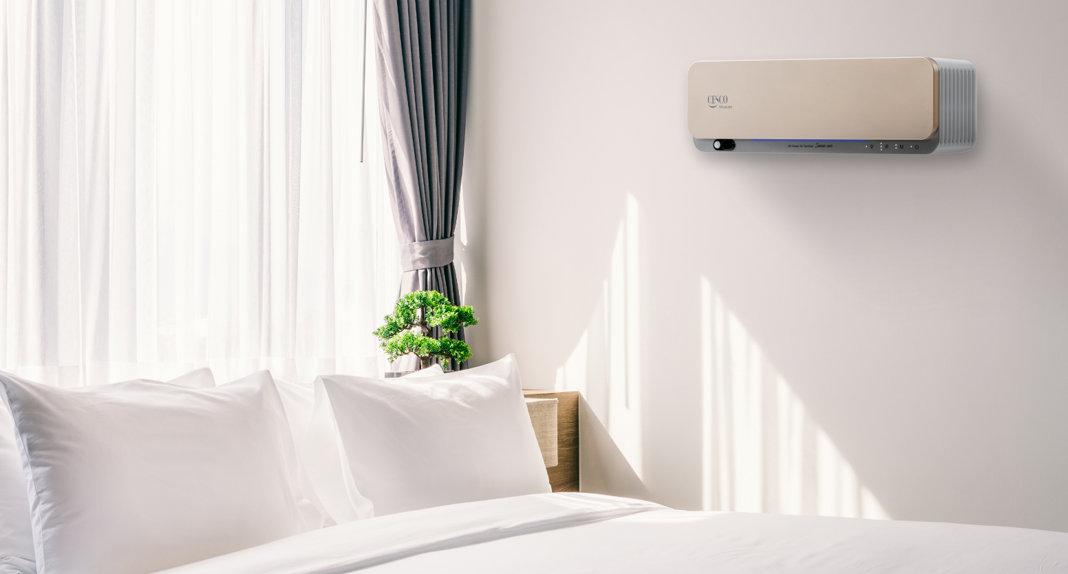 특급호텔 및 리조트 등의 객실 공간 내, 바이러스, 공기살균 등 관리가 가능한 세스코(CESCO)의 UV 파워 공기살균기가 침대 옆 벽면 위쪽에 설치되어 있습니다.