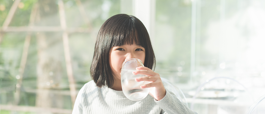 기본 정수 성능에 중금속 및 박테리아 등을 제거하는 세스코(CESCO) 워터 시스템이 적용된 정수기로 받은 물을 아이가 마시고 있습니다.