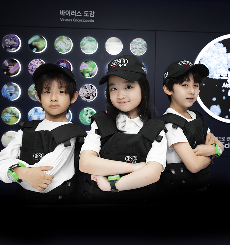 키자니아 세스코 체험을 하고 있는 아이 세명이 팔짱을 끼고 있습니다.