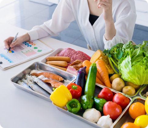 책상 위에 다양한 식품 등이 놓여 있고, 이에 대해 세스코(CESCO)의 시험분석 서비스 중 하나인 영양성분 분석 서비스 진행하고 있습니다.