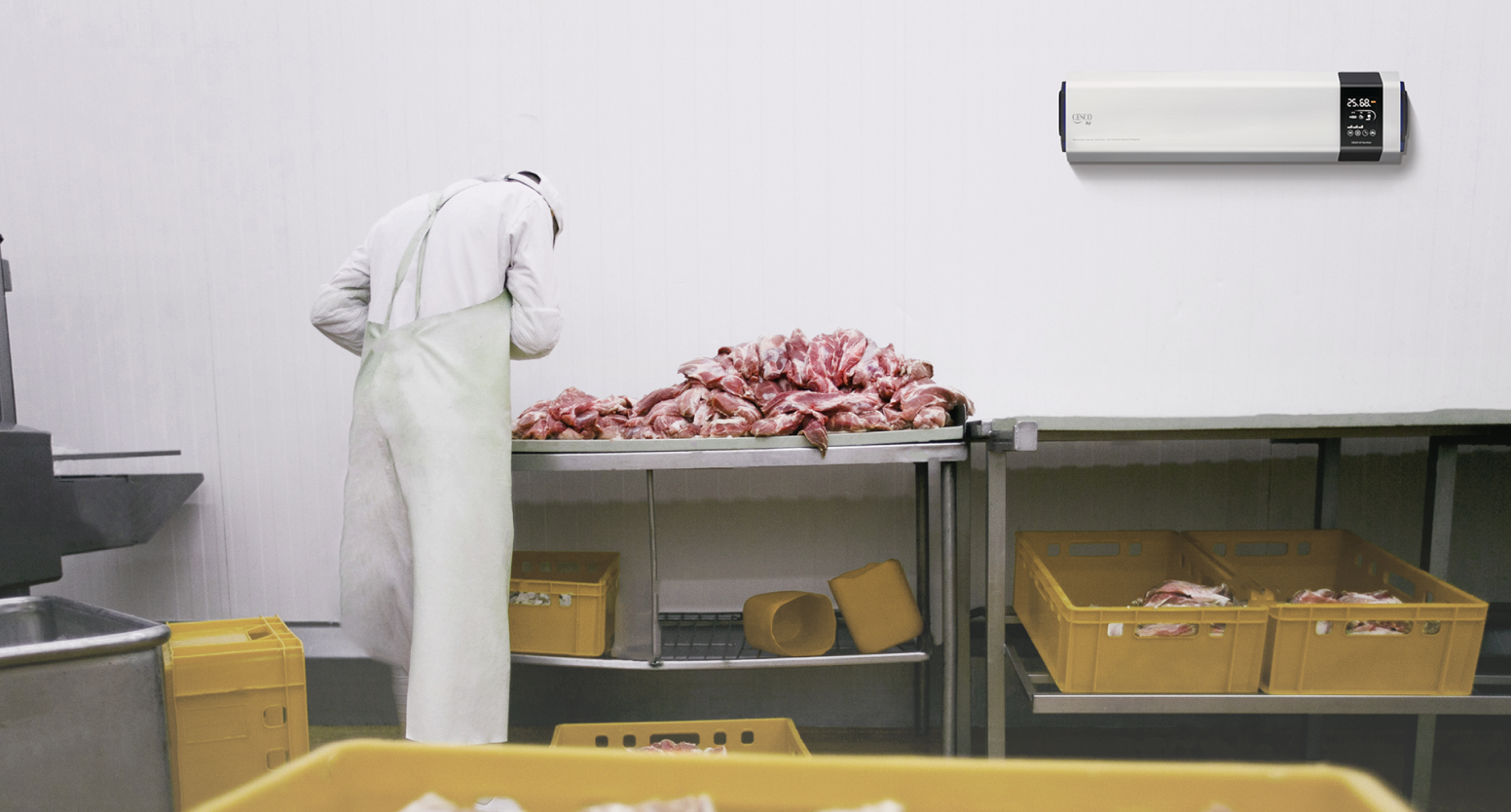 식품 제조 공장 내, 고기를 손질하고 있는 조리시설 위쪽 벽면에 바이러스 선제공격 시스템이 탑재된 세스코(CESCO)의 공기살균기 제품이 설치되어 있습니다.