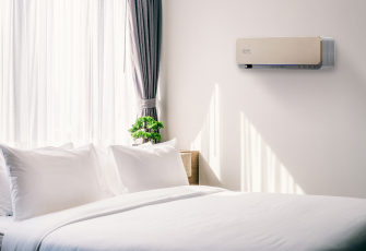 특급호텔 및 리조트 등의 객실 공간 내, 바이러스, 공기살균 등 관리가 가능한 세스코(CESCO)의 UV 파워 공기살균기가 침대 옆 벽면 위쪽에 설치되어 있습니다.