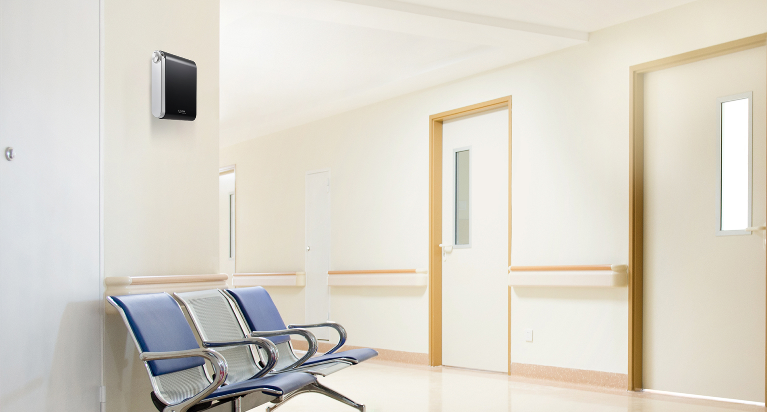 진료실과 같은 의료시설 내 벽면에 장소별 맞춤형 설계가 가능한 세스코(CESCO)의 공간 방향기 에어퍼퓸 제품이 설치되어 있고 하단에는 의자가 놓여있습니다.