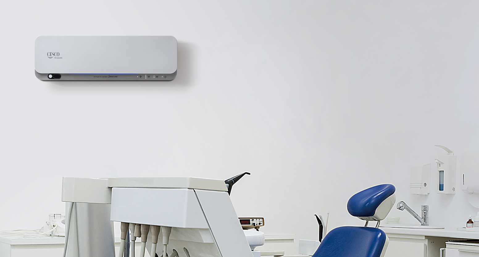 치과 진료실 벽에는 세스코(CESCO)의 공기살균기가 설치되어 있어 바이러스 케어를 위해 사용됩니다.