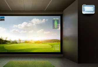 스크린 골프장 내, 우측 상단 벽면에는 벌레 및 비래해충 등에 대한 관리가 가능한 세스코(CESCO)의 실내포충등 인셉터가 설치되어 있고, 가상 골프 코스가 스크린에 표시되고 있습니다.